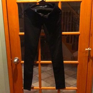 Delia’s women’s black skinny Jean. Size 0. Stretchy.